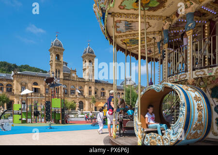 Karussell außerhalb Rathaus und Bibliothek, San Sebastian, Donostia, im Baskenland, Spanien, Europa Stockfoto