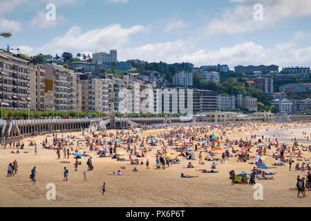 Menschen auf La Concha Strand an der Bucht von La Concha, San Sebastian, Donostia, Baskenland, Spanien, Europa im Sommer Stockfoto