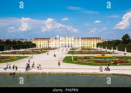 Wien, Österreich - Schloss Schönbrunn und Gartenanlagen mit Touristen im Sommer Stockfoto