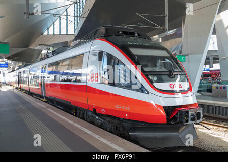 Ein öbb Zug in den neuen Hauptbahnhof, Wien, Österreich, Europa Stockfoto