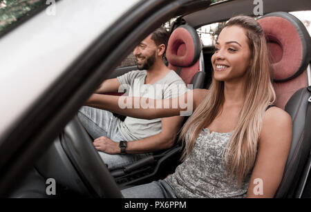 Junge Frau hinter dem Rad der Familie Auto. Das Konzept eines erfolgreichen Lebens Stil Stockfoto