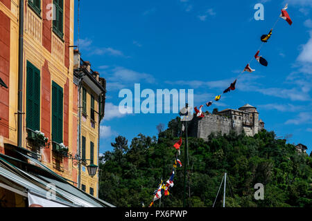 Ein Blick auf das Castello Brown von Portofino Hafen Stockfoto