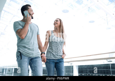 Moderne junges Paar verbringt ihre Freizeit miteinander. Foto mit Kopie Raum Stockfoto