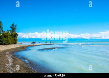 Urlauber und Fischer am schönen Ufer des Sees Issyk-Kul, Kirgisistan. Stockfoto