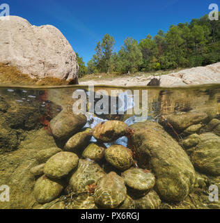 Rocky River, geteilte Ansicht Hälfte über und unter Wasser, la Muga, Alt Emporda, Katalonien, Spanien Stockfoto