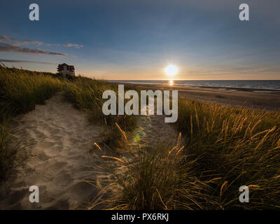 Einsames Haus mit herrlichem Blick über marram Gras bedeckte Dünen bei Sonnenuntergang in Richtung Nordsee Bray-Dunes Stockfoto