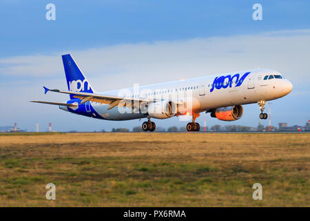 Paris/Frankreich 9. Oktober 2018: Airbus A340 von Joon Luft Landung am Flughafen Paris. Stockfoto