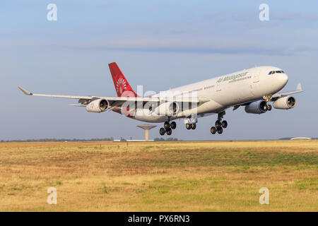 Paris/Frankreich 9. Oktober 2018: Airbus A340 von Air Madagaskar Landung am Flughafen Paris. Stockfoto