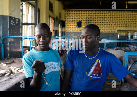 UGANDA, Kampala, Kampiringisa, national Rehabilitation Center, ein Jugendlicher - Gefangenenlager für Kinder und Jugendliche, schlafen Zimmer/Jugendhaftanstalt und Rehabilitationszentrum Kampiringisa, Schlafsaal Stockfoto