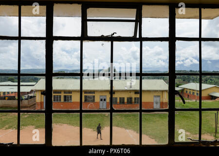 UGANDA, Kampala, Kampiringisa, national Rehabilitation Center, ein Jugendlicher - Gefangenenlager für Kinder und Jugendliche/Jugendhaftanstalt und Rehabilitationszentrum Kampiringisa Stockfoto