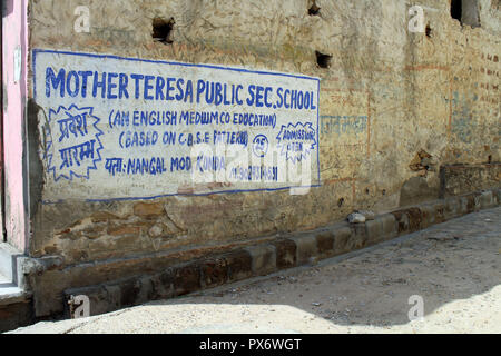 Übersetzung: Das Wandbild von Mutter Teresa Schule um Amer (Gelb) Fort in Jaipur. In Indien genommen, August 2018. Stockfoto