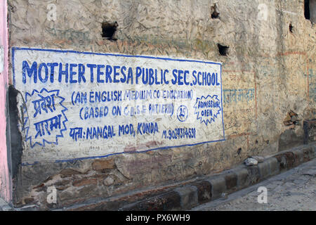 Übersetzung: Das Wandbild von Mutter Teresa Schule um Amer (Gelb) Fort in Jaipur. In Indien genommen, August 2018. Stockfoto