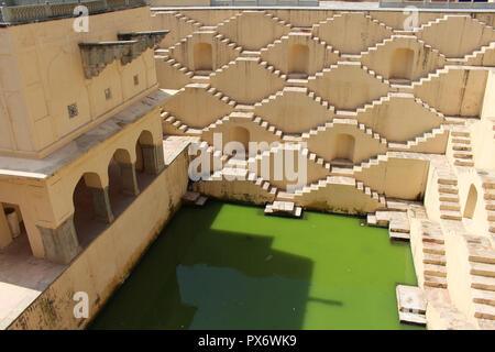 Die einzigartige Architektur des stepwell namens "Panna Meena ka Kund' um Amer (Gelb) fort. In Indien genommen, August 2018. Stockfoto