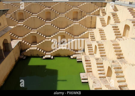 Die einzigartige Architektur des stepwell namens "Panna Meena ka Kund' um Amer (Gelb) fort. In Indien genommen, August 2018. Stockfoto