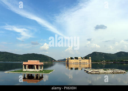 Jal Mahal, rechts bedeutet "Wasser Palace' in der Mitte des Menschen Sagar See in Jaipur. In Indien genommen, August 2018. Stockfoto