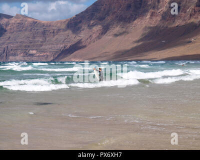 Lanzarote, Spanien - 31. Mai 2017: Surfer am Famara Strand im Norden der Insel Stockfoto