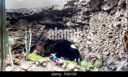 Lanzarote, Spanien - Juni 2, 2018: Cueva de los Verdes, Besuch der Lava Kanal Stockfoto