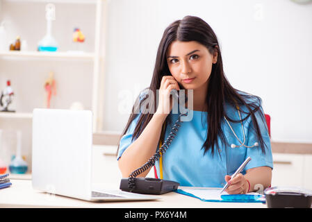 Junge hübsche Ärztin in der Klinik arbeiten Stockfoto