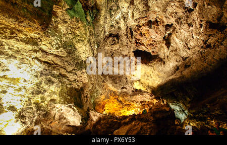 Lanzarote, Spanien - Juni 2, 2018: Cueva de los Verdes, Besuch der Lava Kanal Stockfoto