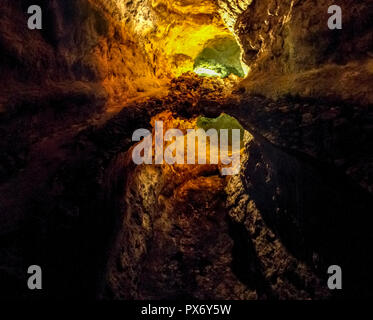 Lanzarote, Spanien - Juni 2, 2018: Cueva de los Verdes, Besuch der Lava Kanal Stockfoto
