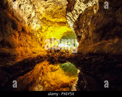 Lanzarote, Spanien - Juni 2, 2018: Cueva de los Verdes, Besuch der Lava Kanal Stockfoto