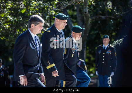 Dr. William Kennedy Smith, Links, Neffe von Präsident John F. Kennedy joins US-Armee Generalmajor John Deedrick und Command Sgt. Maj. Tomas Sandoval, während der Zeremonie einen Kranz am Grab von Präsident Kennedy auf dem Arlington National Cemetery Oktober 17, 2018 in Arlington, Virginia. Die jährliche Preisverleihung würdigt Vision von Präsident Kennedy für die Erstellung einer eigenen Zähler - insurgence Kraft und seine kompromisslose Unterstützung der US-grünen Barette. Stockfoto