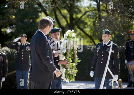 Dr. William Kennedy Smith, Links, Neffe von Präsident John F. Kennedy joins US-Armee Generalmajor John Deedrick und Command Sgt. Maj. Tomas Sandoval, während der Zeremonie einen Kranz am Grab von Präsident Kennedy auf dem Arlington National Cemetery Oktober 17, 2018 in Arlington, Virginia. Die jährliche Preisverleihung würdigt Vision von Präsident Kennedy für die Erstellung einer eigenen Zähler - insurgence Kraft und seine kompromisslose Unterstützung der US-grünen Barette. Stockfoto