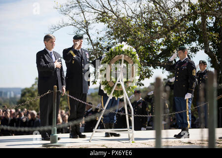 Dr. William Kennedy Smith, Links, Neffe von Präsident John F. Kennedy joins US-Armee Generalmajor John Deedrick und Command Sgt. Maj. Tomas Sandoval, während der Zeremonie einen Kranz am Grab von Präsident Kennedy auf dem Arlington National Cemetery Oktober 17, 2018 in Arlington, Virginia. Die jährliche Preisverleihung würdigt Vision von Präsident Kennedy für die Erstellung einer eigenen Zähler - insurgence Kraft und seine kompromisslose Unterstützung der US-grünen Barette. Stockfoto