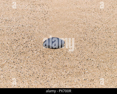 Lanzarote, Spanien - Juni 5, 2017: Playa Del Pozo Stein am Sandstrand Stockfoto