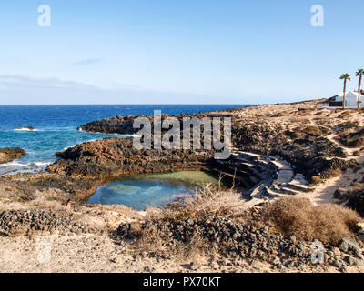 Lanzarote, Spanien - Juni 9, 2017: Lanzarote, Spanien - Juni 2, 2018: die felsige Küste in der Gegend von Charco de Palo Stockfoto