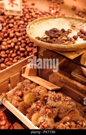 Gebratene Kastanien Yakikuri an Nishiki Lebensmittelmarkt shop in Kyoto, Japan Abschaltdruck Stockfoto