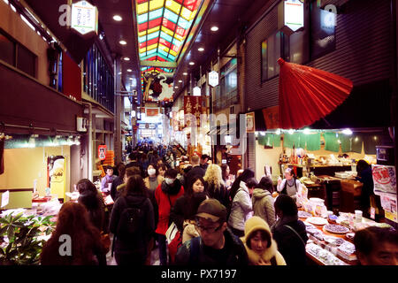 Lizenz erhältlich unter MaximImages.com - Kyoto Nishiki Market Shopping District, berühmter historischer Lebensmittelmarkt mit Menschen und Händlerläden in Japan Stockfoto
