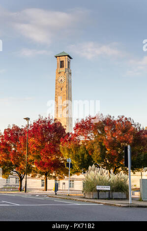 Herbstliche Straße Szene mit dem Civic Center Clock Tower im Herbst 2018 im Stadtzentrum von Southampton, Hampshire, England, Großbritannien Stockfoto