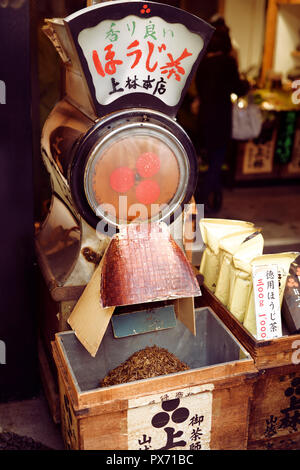 Hojicha, Hoji cha, Kaffee rösten Maschine in einem Kaffee in der Stadt Uji, Japanisch Hauptstadt von Tee. Präfektur Kyoto, Japan 2017 Stockfoto