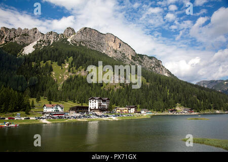 August 07, 2018: Misurina See ist der größte natürliche See der Cadore in den Dolomiten. Stockfoto