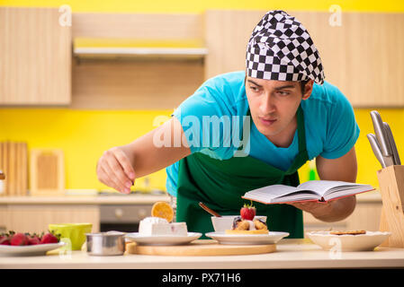 Mann kochen Vorbereitung Kuchen in der Küche zu Hause. Stockfoto