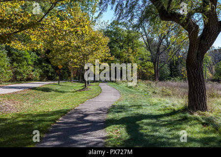 Hamilton, Kanada - Oktober 16, 2018: Bunte sonnige Herbst voller Farben im Park in der Nähe des Sees Stockfoto