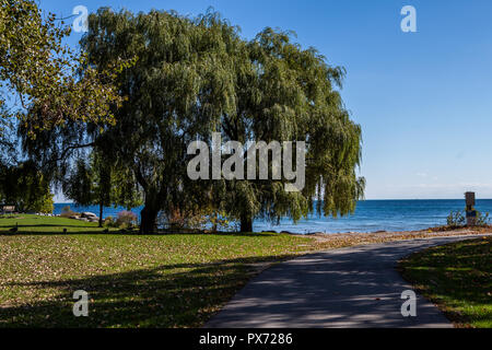 Hamilton, Kanada - Oktober 16, 2018: Bunte sonnige Herbst voller Farben im Park in der Nähe des Sees Stockfoto