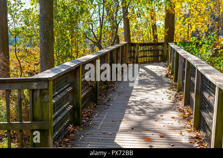 Hamilton, Kanada - Oktober 16, 2018: Bunte sonnige Herbst voller Farben im Park in der Nähe des Sees Stockfoto