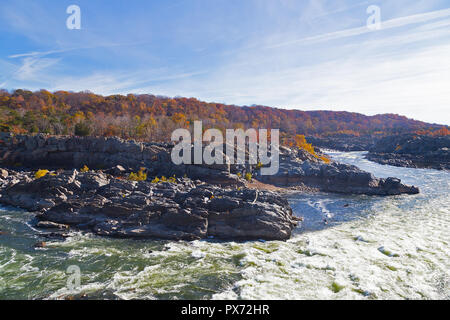 Potomac River Rapids in Great Falls State Park im Herbst, Virginia, USA. Kajak Abenteuer auf dem Fluss im Herbst. Stockfoto