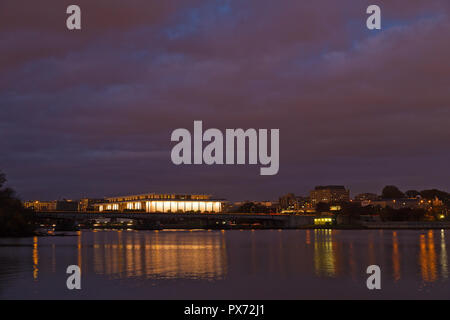 Washington DC Panorama fotografiert von Arlington Memorial Bridge, USA. Night City Skyline mit Reflexion in ruhigen Gewässern des Potomac River. Stockfoto