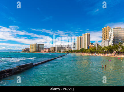 HONOLULU, Hawaii - Februar 16, 2018: Blick auf den sandigen Strand der Stadt. Kopieren Sie Platz für Text Stockfoto