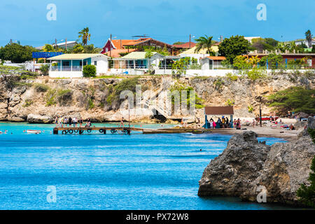 Blick auf den Pier an der Küste Playa Lagun, Curacao, Niederlande. Kopieren Sie Platz für Text Stockfoto