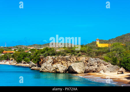 Blick auf den Strand an den Klippen Playa Lagun, Curacao, Niederlande. Kopieren Sie Platz für Text Stockfoto