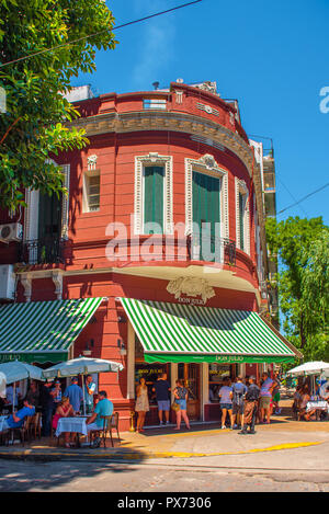 BUENOS AIRES, ARGENTINIEN - 25. Dezember 2017: Blick auf das Gebäude von einem Cafe in der Mitte der Stadt. Vertikale Stockfoto