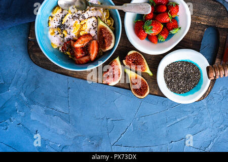 Traditionelle gesundes Frühstück mit frischen organischen Erdbeere und Feigen, Chia Samen, Joghurt und Honig Stockfoto