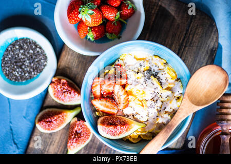 Traditionelle gesundes Frühstück mit frischen organischen Erdbeere und Feigen, Chia Samen, Joghurt und Honig Stockfoto
