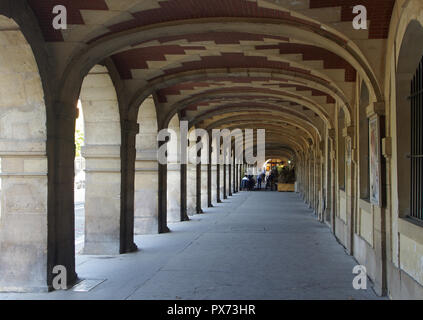 Bögen der Place des Vogues in Paris Stockfoto