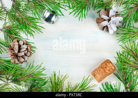 Weihnachten Rahmen mit Fir Tree Branches, Kegel, Schnee, und ein Korken mit Kopie Raum, geschossen von oben auf einen hellen Hintergrund Stockfoto