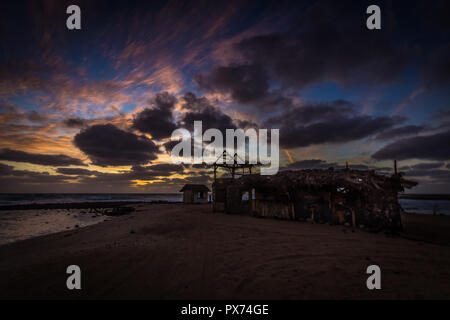 Sonnenaufgang am Praia de Igrejinha, schöne bunte Himmel mit Ruinen der Gebäude auf der afrikanischen Insel Sal in der Nähe von Santa Maria, Cabo Verde Stockfoto